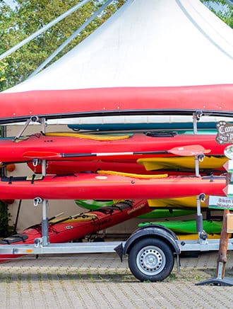 Bild: Boote auf Bootstrailer im Erlebnisfachmarkt