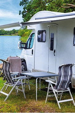 Bild: Wohnmobil mit Vordach und Stühlen Bild: Wohnmobil mit Vordach und Stühlen